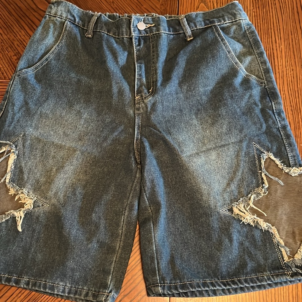 OVERSIZED BAGGY MENS JEAN SHORTS WITH STAR CUTOUTS. NWOT. SIZE SMALL